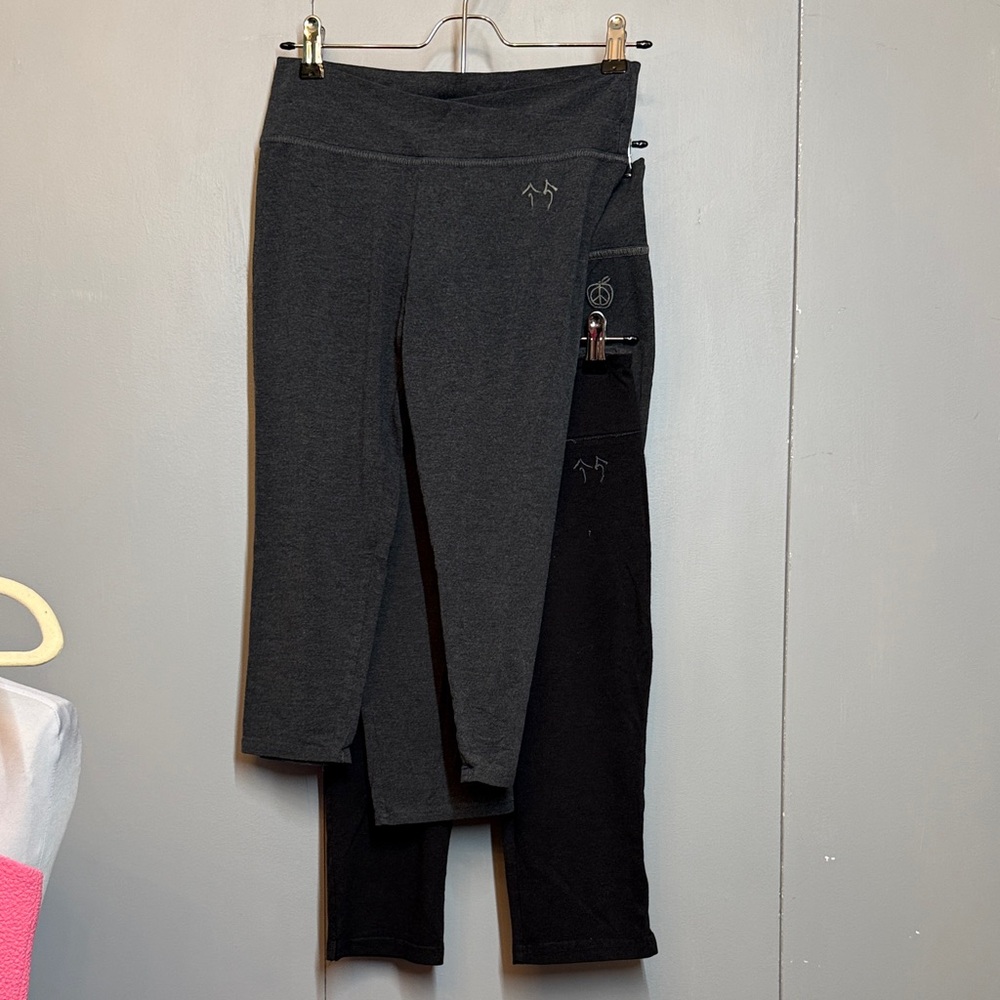 3 Green Apple Women's Gray and Black Capris